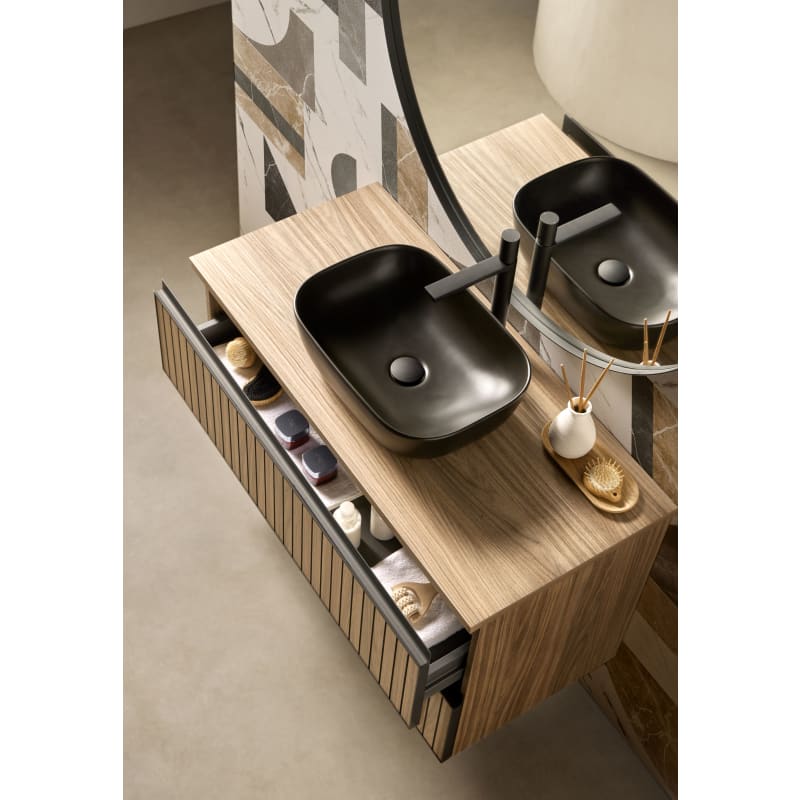 Conjunto de mueble de baño con lavabo sobre encimera negro Yuka Sanchís detalle 2